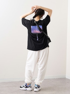 「カラースニーカー」｜「アイテム（Tシャツ/カットソー）」を使った、RASVOA STAFFさん（レディース・164cm）の夏コーディネート