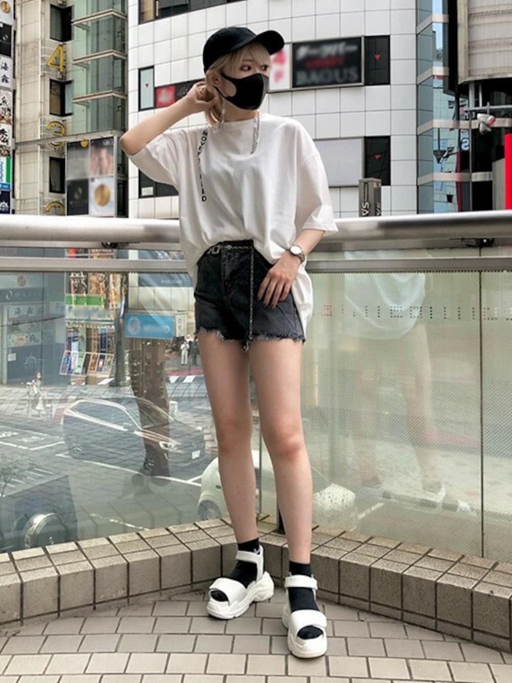 「キャップ、ショーパン、韓国、プリントT、デニムショートパンツ、ビッグT、スポーツサンダル、サンダルに靴下、RASVOA、ラスボア」｜「RASVOAのMOVE FOWARD ハングルＴシャツ（Tシャツ/カットソー、ホワイト系）」を使った、RASVOA STAFFさん（レディース・162cm）の夏コーディネートの1枚目の写真