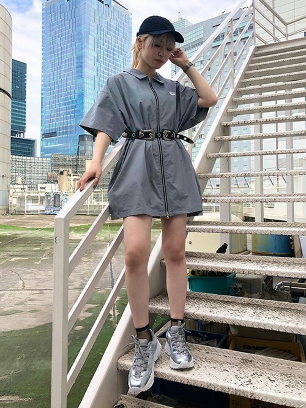 「キャップ、シャツワンピース、スニーカーコーデ、シャツワンピ、ミニワンピ、シルバーシューズ、RASVOA、AKIIICLASSIC、ダブルバックルベルト、ラスボア」｜「RASVOAのダブルジップリップストップシャツワンピース（ワンピース、ブラック系）」を使った、RASVOA STAFFさん（レディース・162cm）の夏コーディネートの1枚目の写真