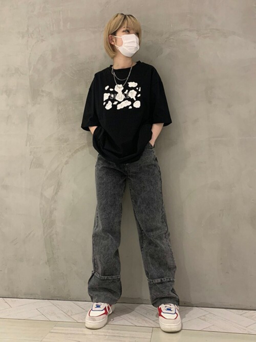 「ブラックデニム、プリントT、カジュアルコーデ、ビッグT、スマイル、RASVOA、牛柄、ロールアップデニム、2連ネックレス、ラスボア」｜「RASVOAのウシ柄スマイル？Ｔシャツ（Tシャツ/カットソー、ブラック系）」を使った、RASVOA STAFFさん（レディース・155cm）の夏コーディネートの1枚目の写真