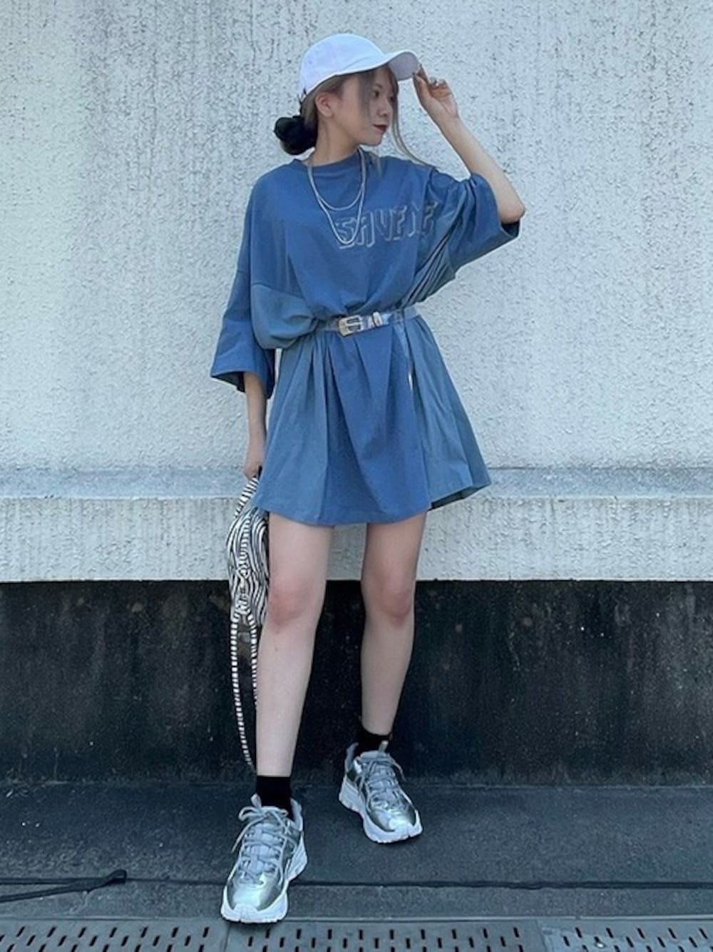 「ビッグシルエット、リメイク、Tシャツワンピ、ビッグT、シルバーシューズ、ゼブラ柄、クリアベルト、RASVOA、キャップ女子、ラスボア」｜「RASVOAのリメイク風切替ワンピース（ワンピース、ブルー系）」を使った、RASVOA STAFFさん（レディース・155cm）の夏コーディネートの1枚目の写真