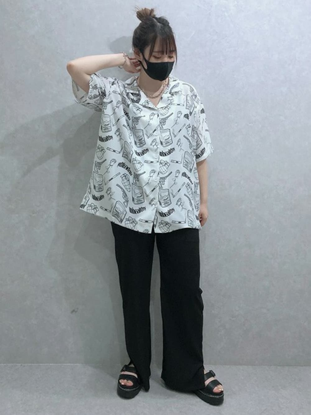 「チェーンネックレス、柄シャツ、オーバーサイズ、ビッグシャツ、オープンカラーシャツ、RASVOA、ベルトサンダル、オーバーサイズシャツ、スリットパンツ、ラスボア」｜「RASVOAのＤａｎｇｅｒ総柄シャツ（シャツ/ブラウス、ホワイト系）」を使った、RASVOA STAFFさん（レディース・159cm）の夏コーディネートの1枚目の写真