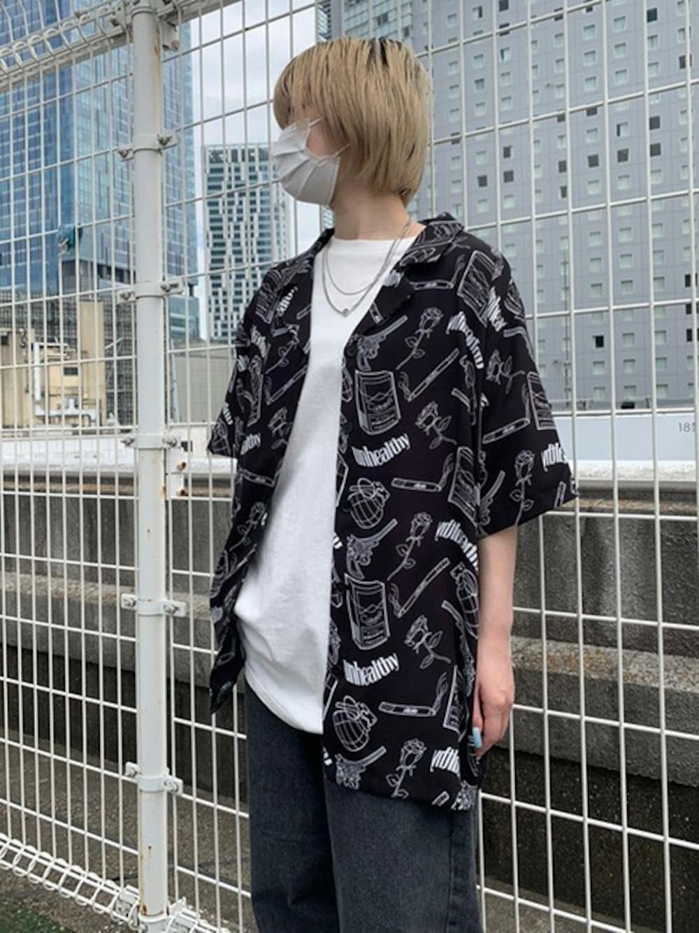 「柄シャツ、ワイドパンツ、ビッグシャツ、白Tシャツ、総柄シャツ、オープンカラーシャツ、RASVOA、2連ネックレス、オーバーシャツ、ラスボア」｜「RASVOAのＤａｎｇｅｒ総柄シャツ（シャツ/ブラウス、ブラック系）」を使った、RASVOA STAFFさん（レディース・155cm）の夏コーディネートの1枚目の写真