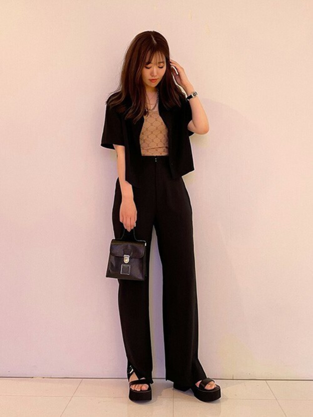 「セットアップ、SET UP、刺繍シャツ、厚底サンダル、ショート丈トップス、モノグラム、オープンカラーシャツ、RASVOA、スリットパンツ、ラスボア」｜「RASVOAのオープンカラーショートシャツ（シャツ/ブラウス、ブラック系）」を使った、RASVOA STAFFさん（レディース・160cm）の夏コーディネートの1枚目の写真