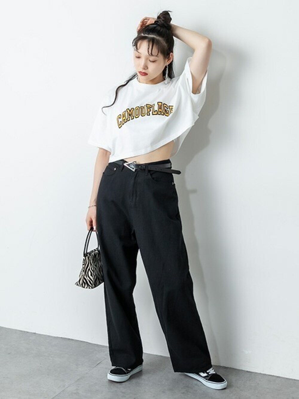 「ロゴT、カレッジ、ワイドパンツ、三角、プリントT、クロップドトップス、ショート丈トップス、ゼブラ柄、RASVOA、ラスボア」｜「RASVOAのカレッジロゴクロップドワイドＴシャツ（Tシャツ/カットソー、ホワイト系）」を使った、RASVOA STAFFさん（レディース・164cm）の夏コーディネートの1枚目の写真