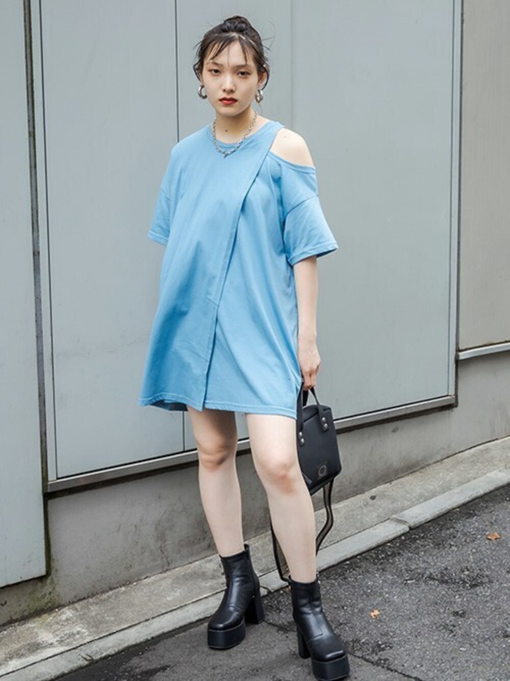 「レイヤード、アシンメトリー、ショートブーツ、チュニック、厚底ブーツ、肩あき、チュニックワンピ、RASVOA、アシンメトリーワンピース、ラスボア」｜「RASVOAのアシンメトリーチュニック（チュニック、ブルー系）」を使った、RASVOA STAFFさん（レディース・164cm）の夏コーディネートの1枚目の写真