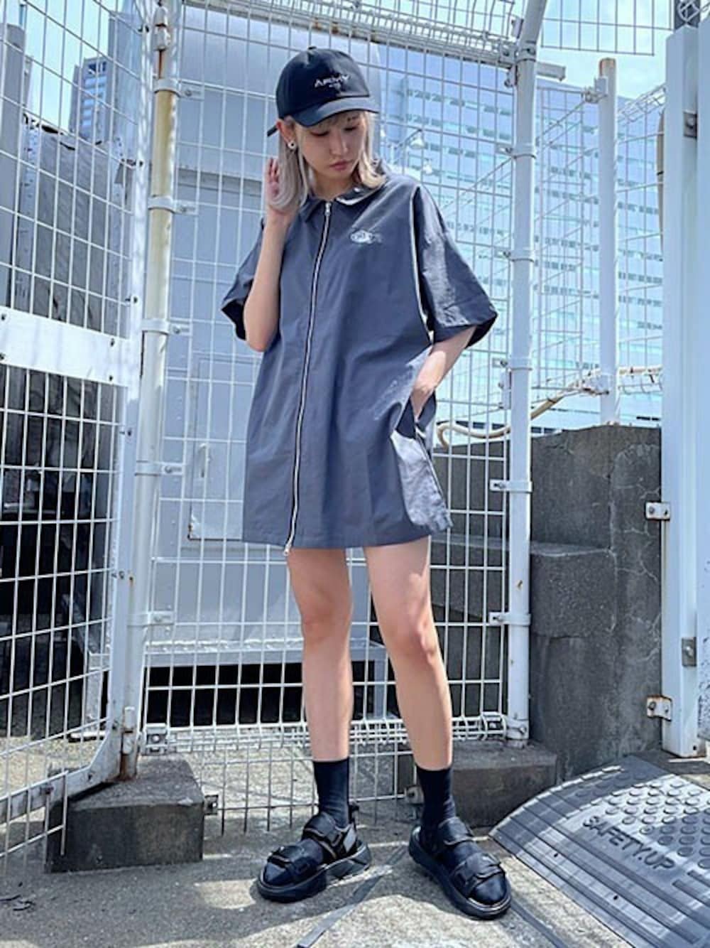 「キャップ、シャツワンピ、PUMA、シャツスタイル、ビッグシャツ、ミニワンピ、スポーツサンダル、ジップアップ、RASVOA、ラスボア」｜「RASVOAのダブルジップリップストップシャツワンピース（ワンピース、ブラック系）」を使った、RASVOA STAFFさん（レディース・166cm）の夏コーディネートの1枚目の写真