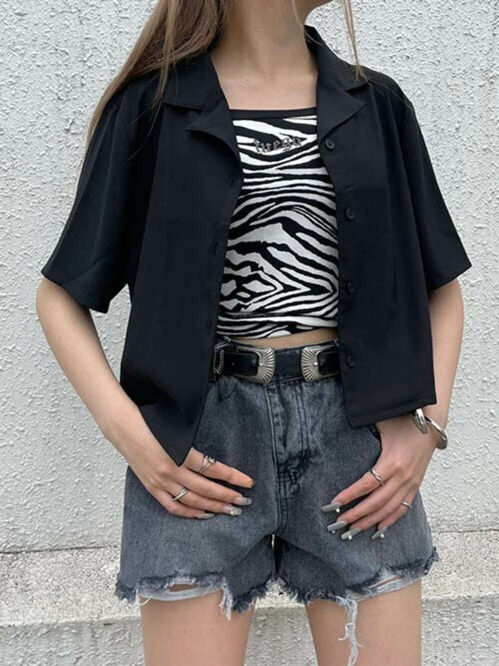 「ショートパンツ、キャミソール、刺繍シャツ、クロップドトップス、ゼブラ柄、オープンカラーシャツ、韓国ファッション、RASVOA、バックルベルト、ラスボア」｜「RASVOAのオープンカラーショートシャツ（シャツ/ブラウス、ブラック系）」を使った、RASVOA STAFFさん（レディース・155cm）の夏コーディネートの1枚目の写真