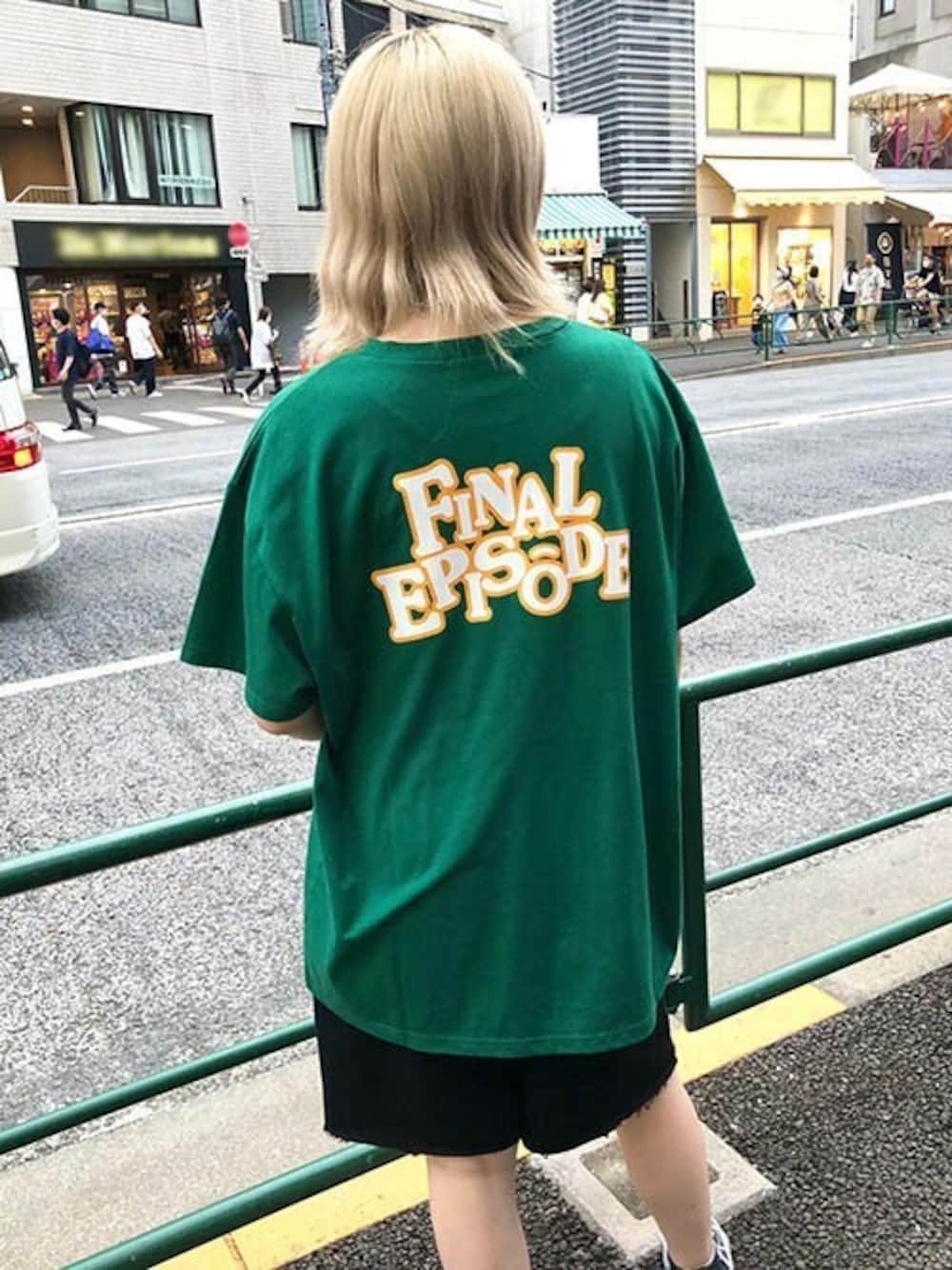 「オーバーサイズ、ハーフパンツ、ユニセックス、プリントT、カジュアルコーデ、バックプリント、ビッグT、カラーTシャツ、RASVOA、ラスボア」｜「RASVOAのランダムカラーロゴＴシャツ（Tシャツ/カットソー、グリーン系）」を使った、RASVOA STAFFさん（レディース・162cm）の夏コーディネートの1枚目の写真