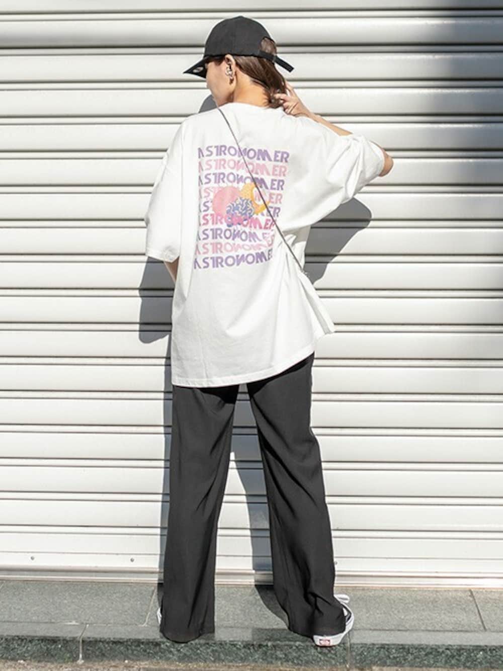 「キャップ、オーバーサイズ、プリントT、バックプリント、ビッグT、ウォレット、ルーズシルエット、RASVOA、スリットパンツ、ラスボア」｜「RASVOAのWEATHER PRINT Ｔシャツ（Tシャツ/カットソー、ホワイト系）」を使った、RASVOA STAFFさん（レディース・163cm）の夏コーディネートの1枚目の写真
