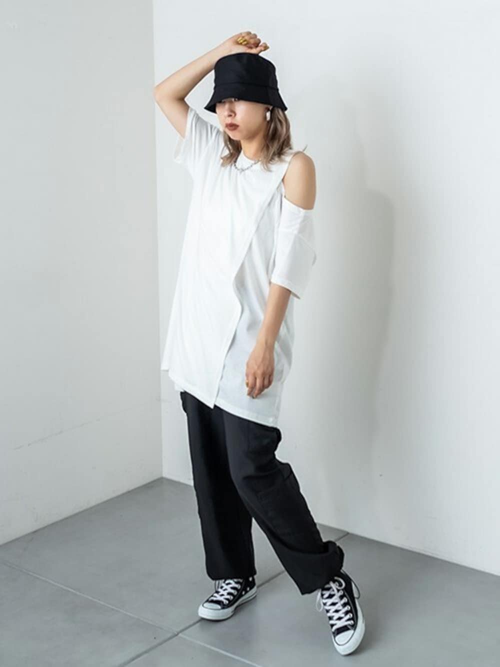 「アシンメトリー、レイヤードスタイル、カーゴパンツ、肩出し、肩あき、チュニックワンピ、RASVOA、アシンメトリートップス、ラスボア、シアーパンツ」｜「RASVOAのアシンメトリーチュニック（チュニック、ホワイト系）」を使った、RASVOA STAFFさん（レディース・163cm）の夏コーディネートの1枚目の写真