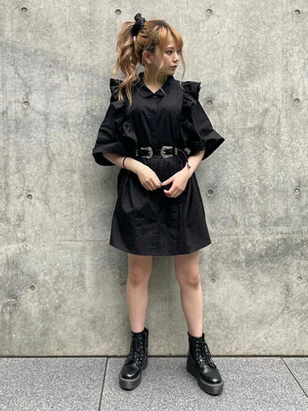 「シャツワンピース、シャツワンピ、ビッグシャツ、ミニワンピ、フリルワンピース、クリアベルト、RASVOA、ボリューム袖、ダブルバックルベルト、ラスボア」｜「RASVOAのビッグフリルシャツワンピース（シャツワンピース、ブラック系）」を使った、RASVOA STAFFさん（レディース・155cm）の夏コーディネートの1枚目の写真