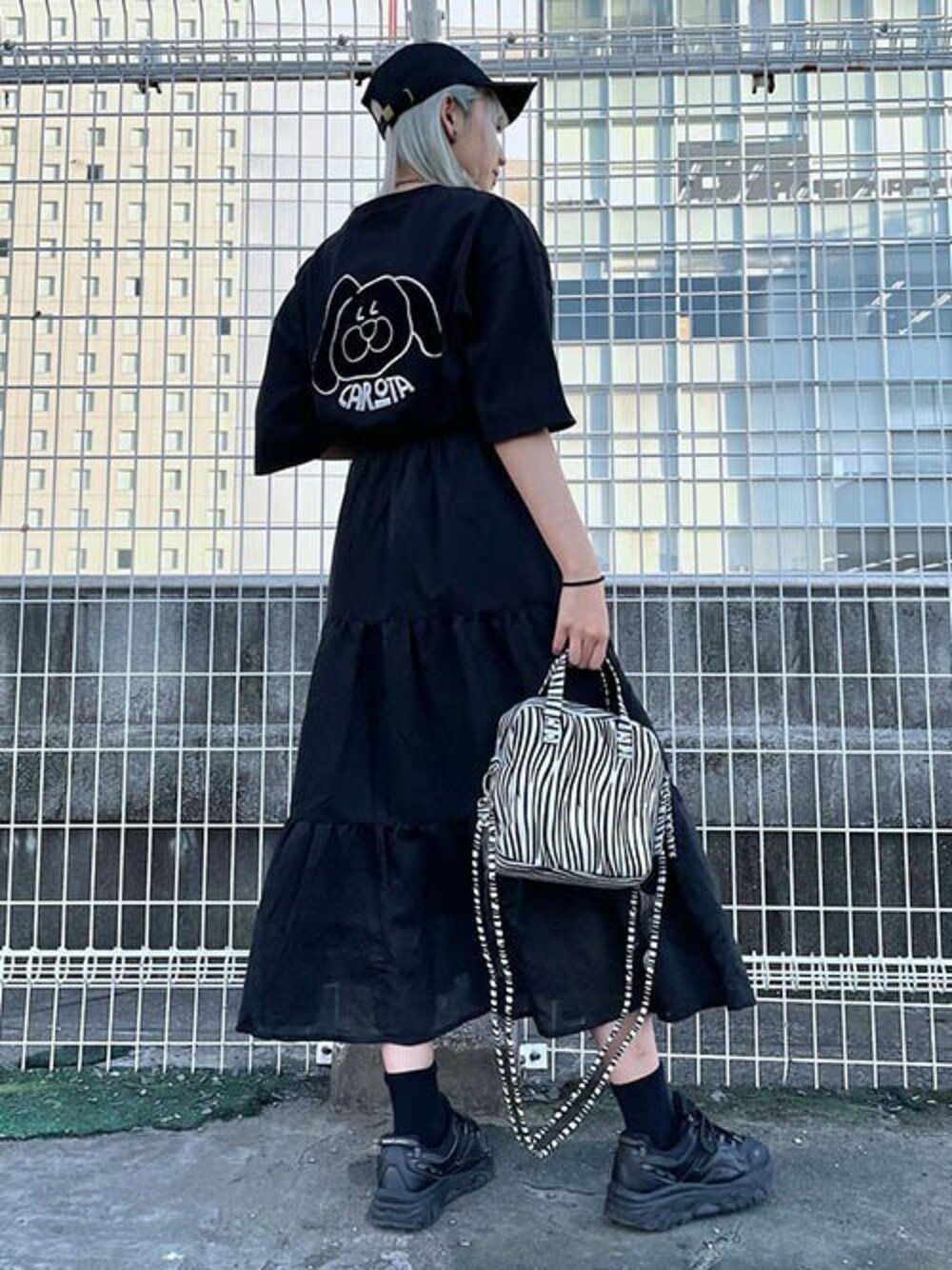 「スニーカー、オーバーサイズ、うさぎ、ロングスカート、ティアードスカート、ビッグT、刺繍トップス、RASVOA、キャップ女子、ラスボア」｜「RASVOAのウサギ?Ｔシャツ（Tシャツ/カットソー、ブラック系）」を使った、RASVOA STAFFさん（レディース・166cm）の夏コーディネートの1枚目の写真