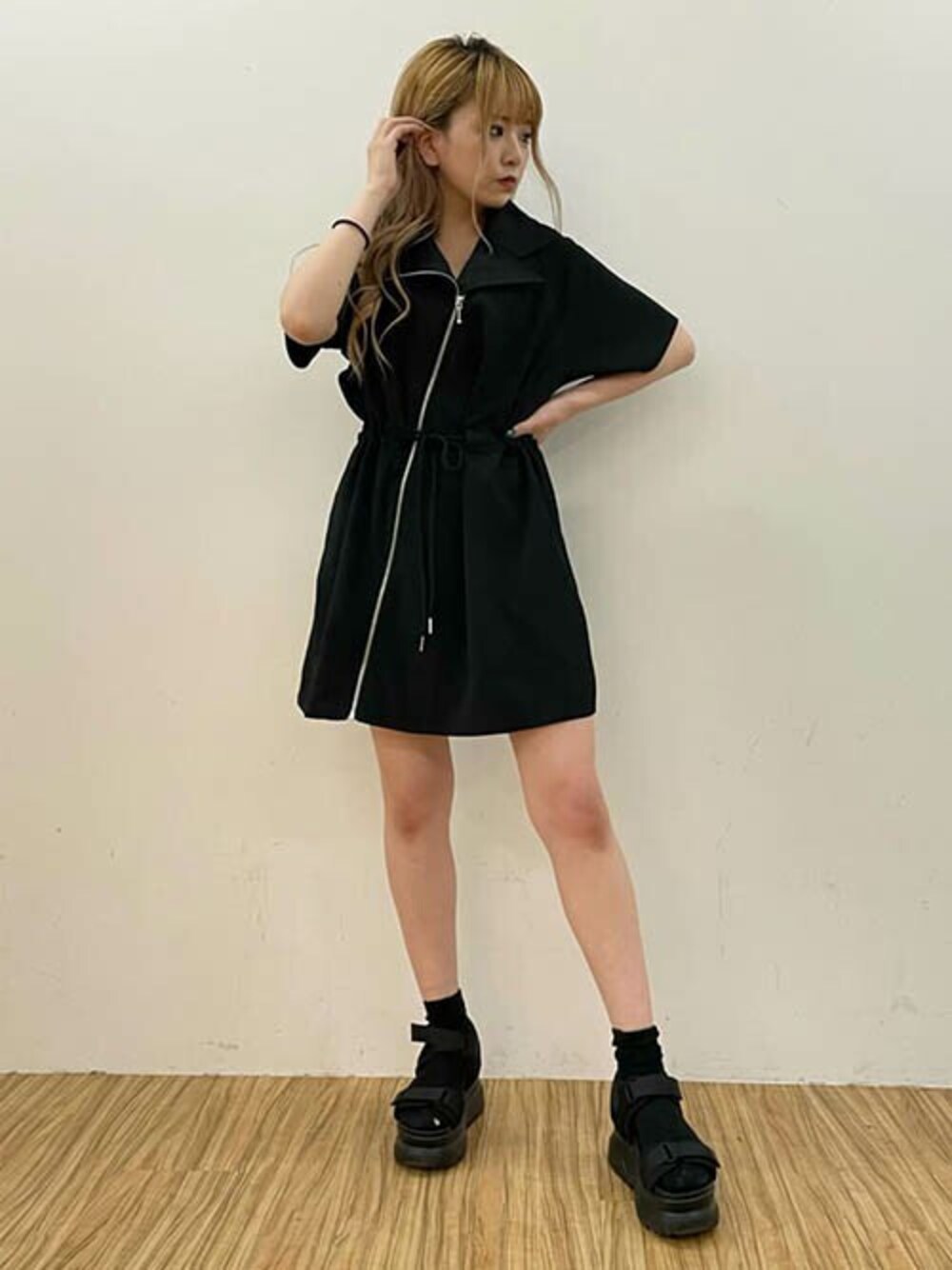 「ライダース、ジャージ、ウエストマーク、黒ワンピ、ミニワンピ、ジップアップ、サンダルに靴下、紐ベルト、RASVOA、ラスボア」｜「RASVOAのライダーパターンジャージワンピース（ワンピース、ブラック系）」を使った、RASVOA STAFFさん（レディース・155cm）の夏コーディネートの1枚目の写真
