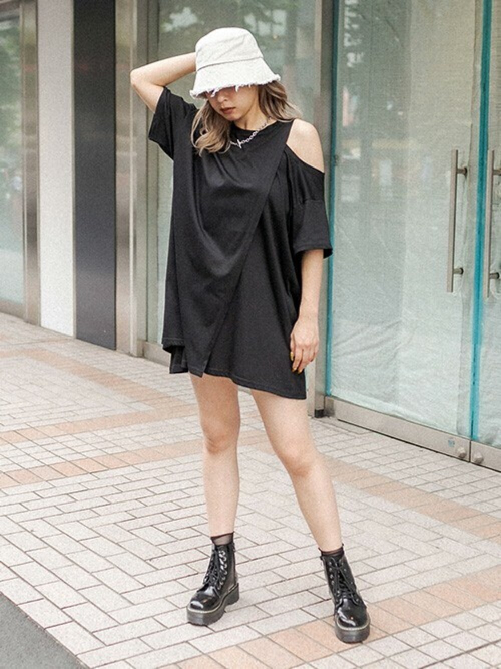 「アシンメトリー、バケットハット、Tシャツワンピ、ビッグT、ミニワンピ、肩あき、チュニックワンピ、レイヤードワンピース、RASVOA、ラスボア」｜「RASVOAのアシンメトリーチュニック（チュニック、ブラック系）」を使った、RASVOA STAFFさん（レディース・163cm）の夏コーディネートの1枚目の写真