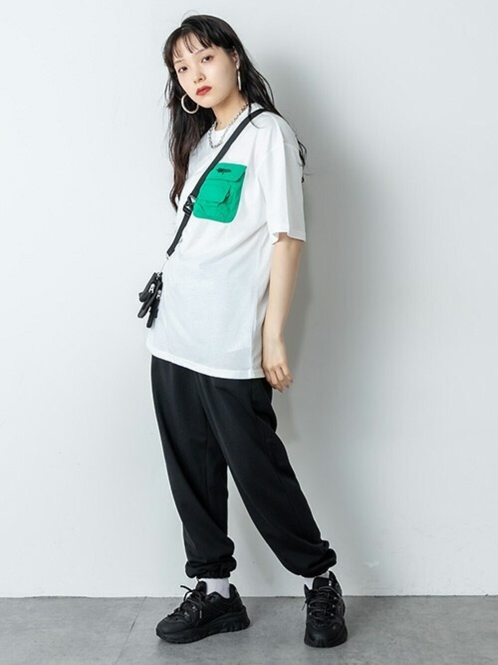 「スウェットパンツ、スニーカー、オーバーサイズ、ミニショルダー、ポケットＴシャツ、白Tシャツ、ビッグT、ワンポイントカラー、RASVOA、ラスボア」｜「RASVOAの立体ポケットＴシャツ（Tシャツ/カットソー、グリーン系）」を使った、RASVOA STAFFさん（レディース・164cm）の夏コーディネートの1枚目の写真