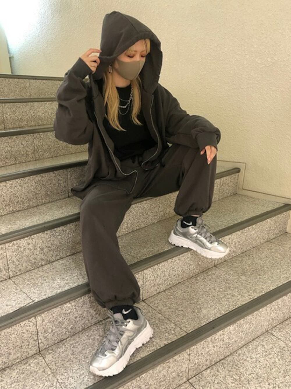 「スウェットパンツ、セットアップ、メンズライク、ダメージ、SET UP、スウェットパーカー、ビッグパーカー、刺繍トップス、RASVOA、ラスボア」｜「RASVOAの【セットアップ対応可】ビンテージダメージＺＩＰパーカー（パーカー、グレー系）」を使った、RASVOA STAFFさん（レディース・162cm）の夏コーディネートの1枚目の写真