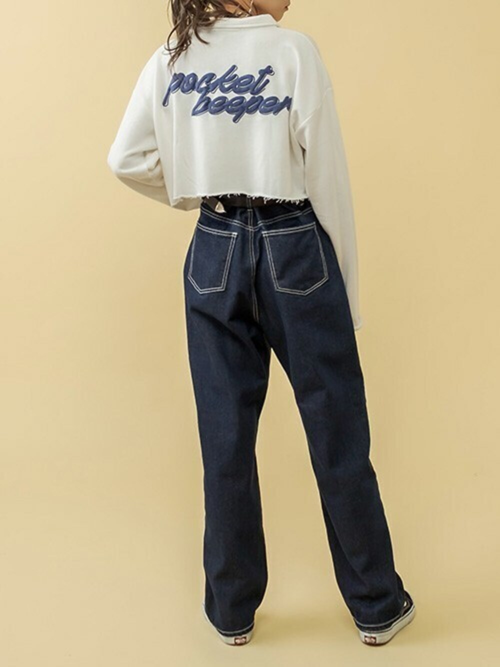 ブラック系のシャツ/ブラウス、ブルー系のデニムパンツ、ブラック系のベルトを着用したレディースの秋コーディネートの1枚目の写真