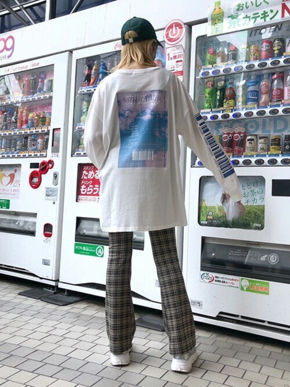 「オーバーサイズ、チェックパンツ、プリントT、フレアパンツ、バックプリント、ビッグT、ロゴキャップ、RASVOA、袖プリント、ラスボア」｜「RASVOAのＳＡＶＥＭＥ　ＭＡＲＴロンＴ（Tシャツ/カットソー、ホワイト系）」を使った、RASVOA STAFFさん（レディース・162cm）の秋コーディネートの1枚目の写真