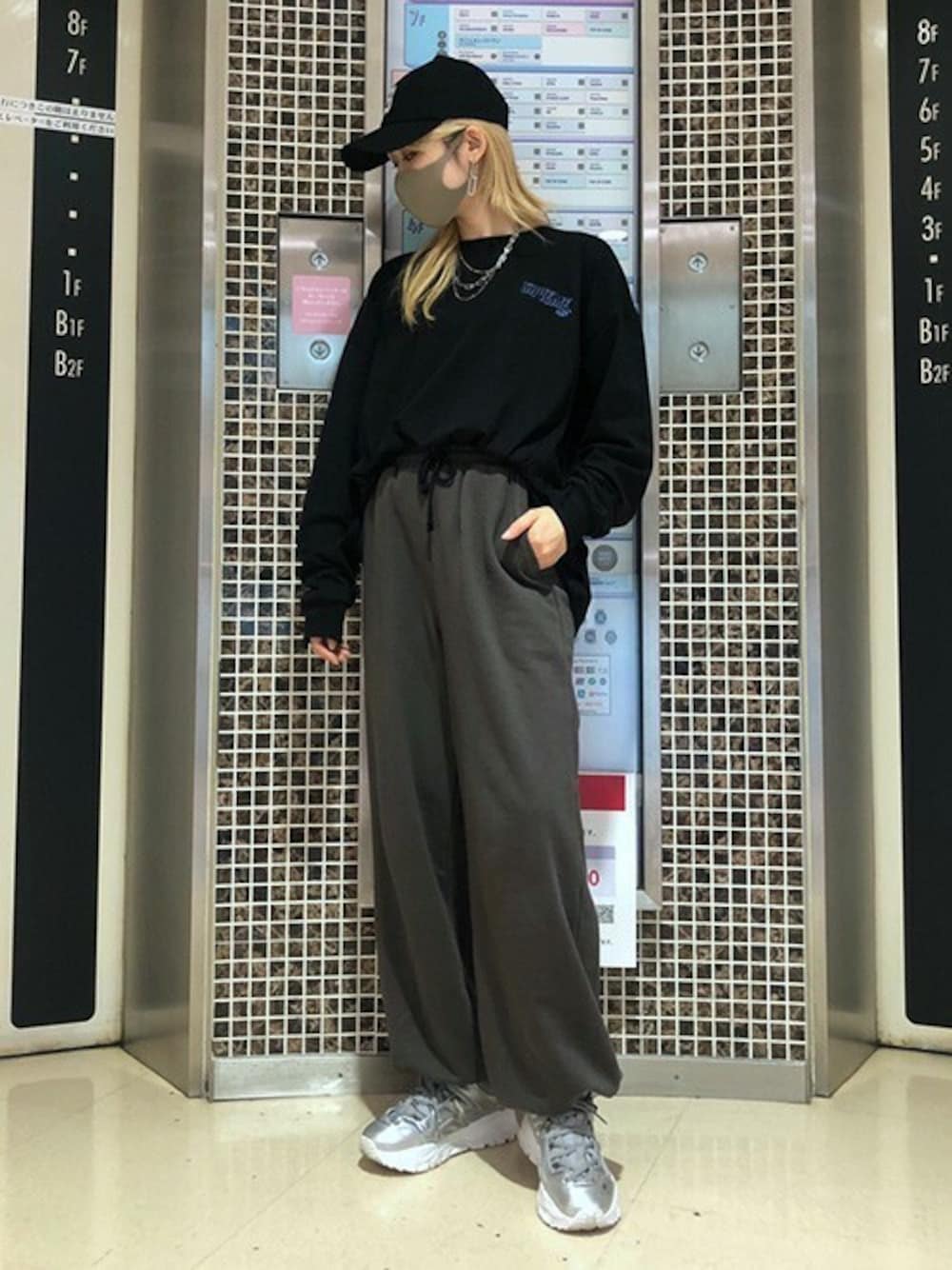 「スウェットパンツ、プリントT、ヴィンテージ風、ビッグT、ロゴキャップ、黒Tシャツ、シルバーシューズ、RASVOA、AKIIICLASSIC、ラスボア」｜「RASVOAのＳＡＶＥＭＥ　ＭＡＲＴロンＴ（Tシャツ/カットソー、ブラック系）」を使った、RASVOA STAFFさん（レディース・162cm）の秋コーディネートの1枚目の写真
