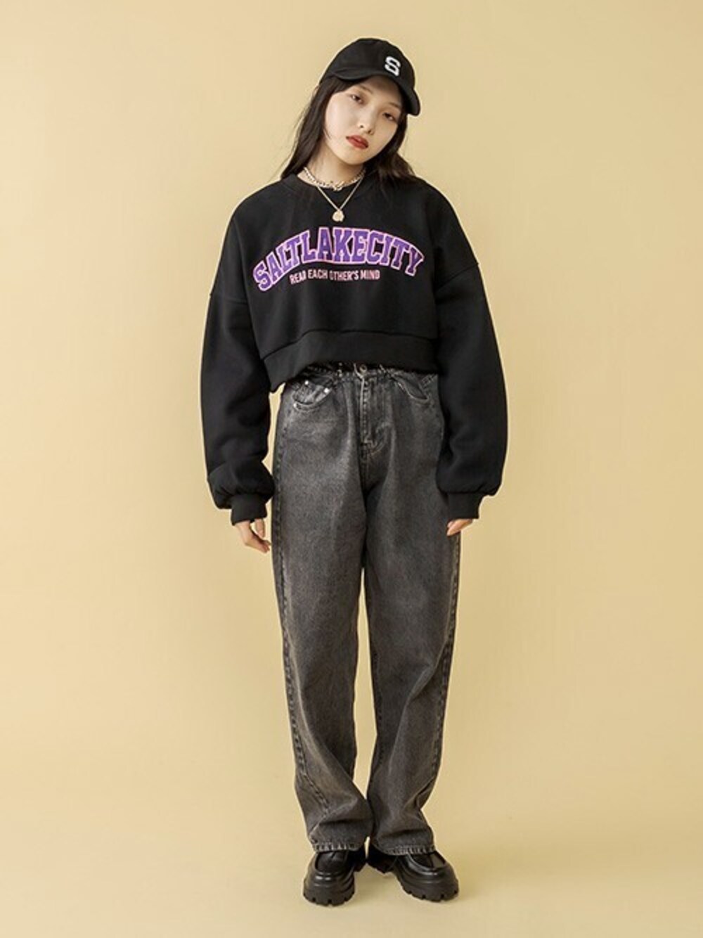 「ベースボールキャップ、ケミカルウォッシュ、ストレートパンツ、カレッジスウェット、クロップドトップス、カレッジロゴ、ショート丈トップス、RASVOA、裏起毛スウェット、ラスボア」｜「RASVOAのＳＡＬＴＬＡＫＥＣＩＴＹクロップドトレーナー（スウェット、ブラック系）」を使った、RASVOA STAFFさん（レディース・164cm）の秋コーディネートの1枚目の写真