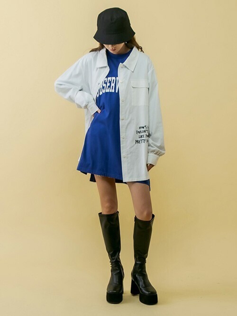 「刺繍シャツ、ビッグシャツ、シャツコーデ、Tシャツワンピ、カレッジTEE、ビッグT、カレッジロゴ、RASVOA、オーバーサイズシャツ、ラスボア」｜「RASVOAのＳＵＢＳＥＲＶＩＥＮＴビッグロンＴ（Tシャツ/カットソー、ブルー系）」を使った、RASVOA STAFFさん（レディース・163cm）の秋コーディネートの1枚目の写真
