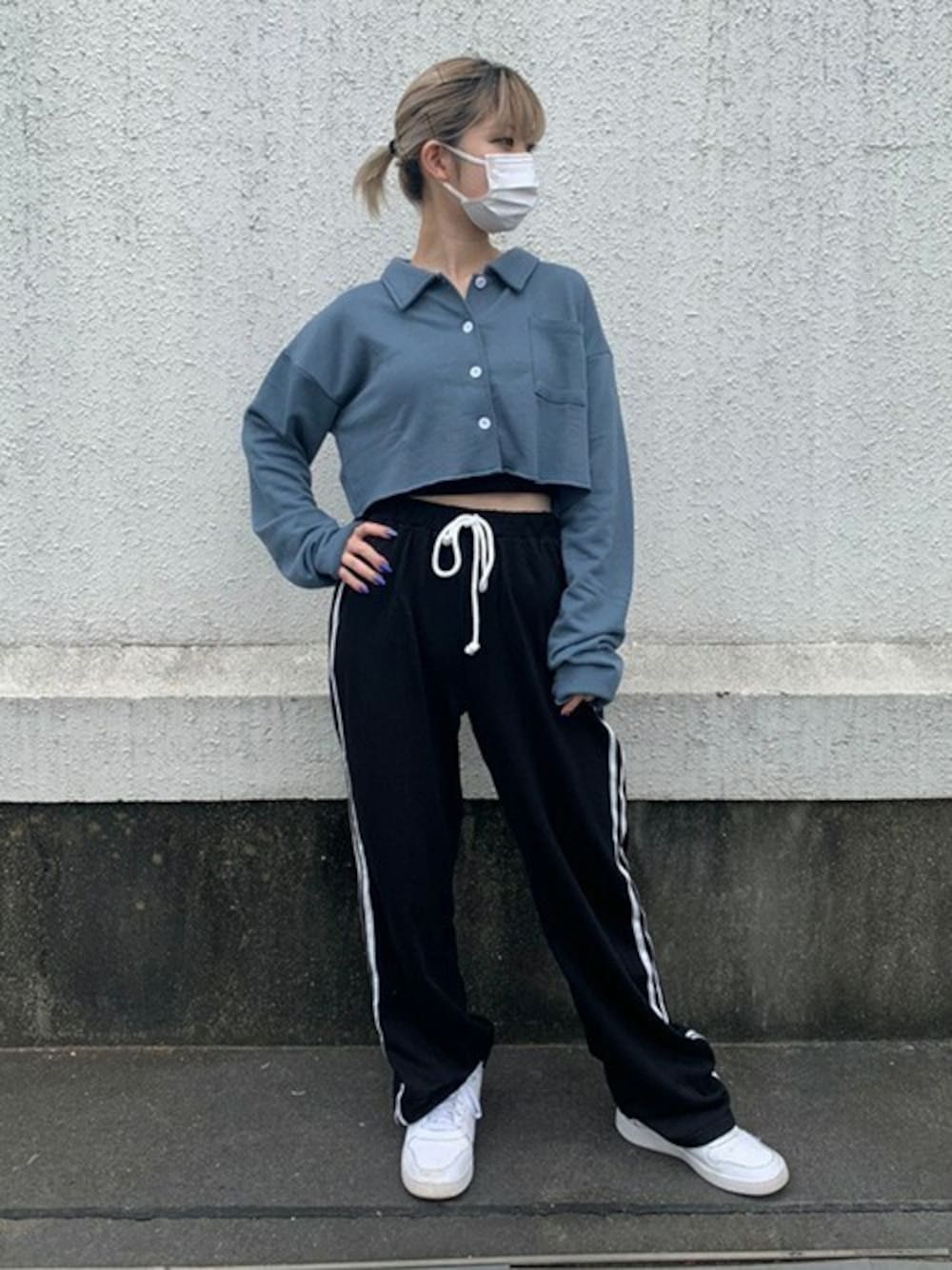 「スウェットパンツ、配色、ストレートパンツ、クロップドトップス、バックプリント、サイドライン、ショート丈トップス、スウェット×シャツ、RASVOA、ラスボア」｜「RASVOAのカットオフクロップドシャツ（シャツ/ブラウス、ブルー系）」を使った、RASVOA STAFFさん（レディース・160cm）の秋コーディネートの1枚目の写真