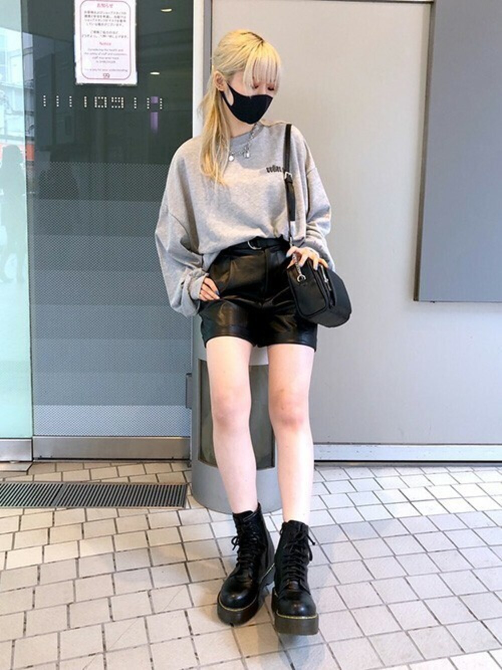 「スウェット、ショルダーバッグ、ショートパンツ、ショーパン、チェーンバッグ、レースアップブーツ、プリントスウェット、ビッグスウェット、RASVOA、ラスボア」｜「RASVOAの星座トレーナー（スウェット、グレー系）」を使った、RASVOA STAFFさん（レディース・162cm）の秋コーディネートの1枚目の写真