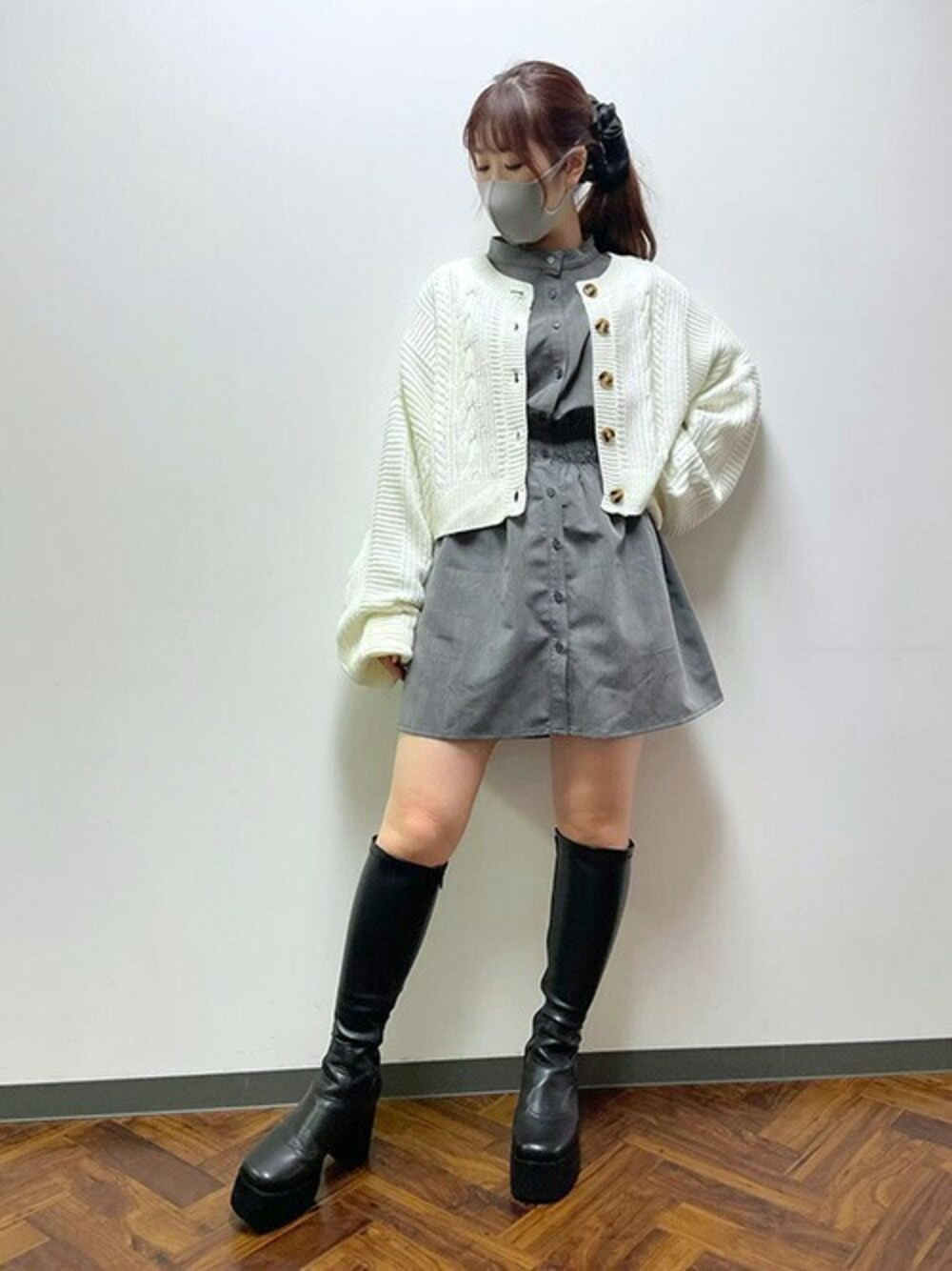 「カーディガン、ニットカーディガン、ケーブルニット、シャツワンピース、ミニワンピ、厚底ブーツ、RASVOA、ケーブルカーディガン、前後2way、ラスボア」｜「RASVOAの２ＷＡＹケーブルショートカーディガン（カーディガン/ボレロ、ホワイト系）」を使った、RASVOA STAFFさん（レディース・160cm）の秋コーディネートの1枚目の写真