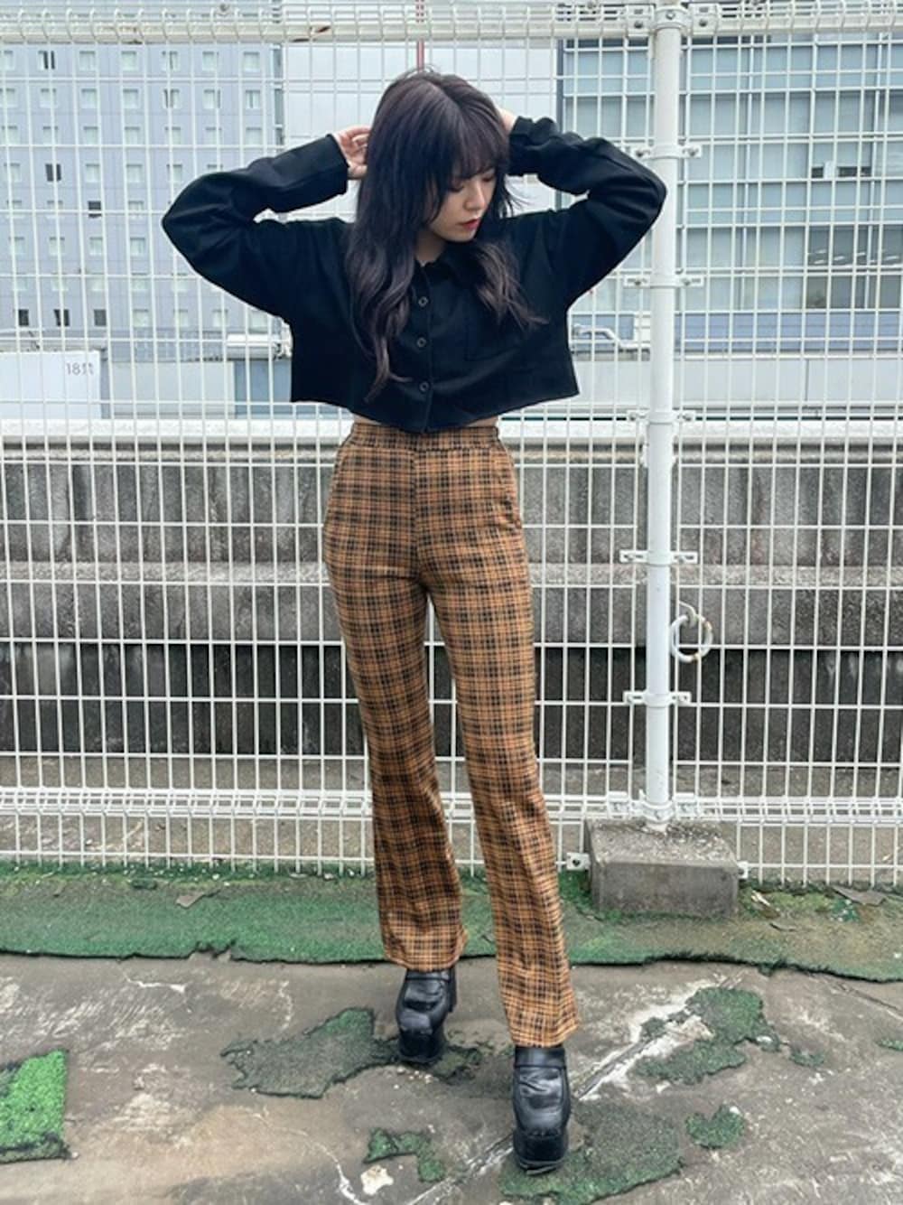「チェックパンツ、フレアパンツ、クロップドトップス、バックプリント、ショート丈トップス、カットオフ、スウェット×シャツ、RASVOA、秋コーデ、ラスボア」｜「RASVOAのカットオフクロップドシャツ（シャツ/ブラウス、ブラック系）」を使った、RASVOA STAFFさん（レディース・155cm）の秋コーディネートの1枚目の写真
