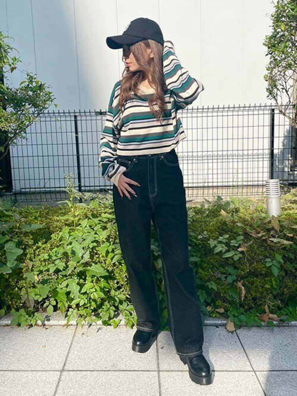 「ボーダートップス、ストレートパンツ、ワンウォッシュデニム、クロップドトップス、ショート丈トップス、ランダムボーダー、RASVOA、キャップ女子、ボーダーロンT、ラスボア」｜「RASVOAのマルチボーダークロップドロンＴ（Tシャツ/カットソー、グリーン系）」を使った、RASVOA STAFFさん（レディース・15cm）の秋コーディネートの1枚目の写真