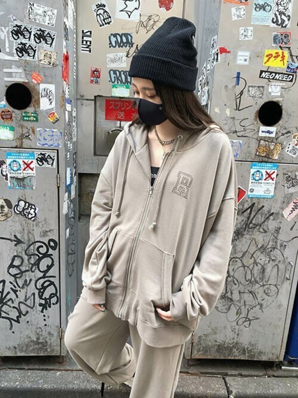 「スウェットパンツ、スウェット、セットアップ、ジップパーカ、SET UP、スウェットパーカー、ビッグパーカー、ルーズシルエット、RASVOA、ラスボア」｜「RASVOAの【セットアップ対応可】ビンテージダメージＺＩＰパーカー（パーカー、ベージュ系）」を使った、RASVOA STAFFさん（レディース・159cm）の秋コーディネートの1枚目の写真