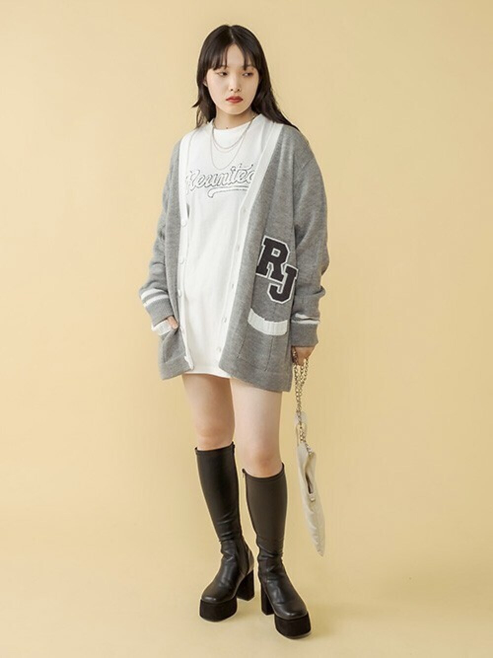 「ニットカーディガン、配色、Tシャツワンピ、レタードカーディガン、ミニワンピ、厚底ブーツ、ルーズシルエット、刺繍トップス、RASVOA、ラスボア」｜「RASVOAのＲＪレタードカーディガン（カーディガン/ボレロ、グレー系）」を使った、RASVOA STAFFさん（レディース・164cm）の秋コーディネートの1枚目の写真