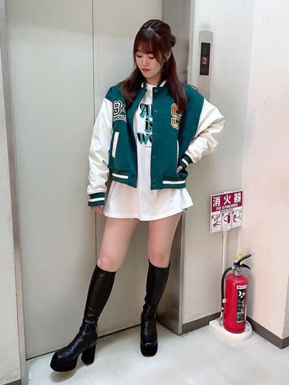 「スタジャン、ロングブーツ、緑、プリントT、Tシャツワンピ、ビッグT、厚底ブーツ、カラーコーデ、RASVOA、ラスボア」｜「RASVOAのＮａｕｇｈｔｙスタジアムジャンパー／スタジャン（スタジャン、グリーン系）」を使った、RASVOA STAFFさん（レディース・160cm）の秋コーディネートの1枚目の写真