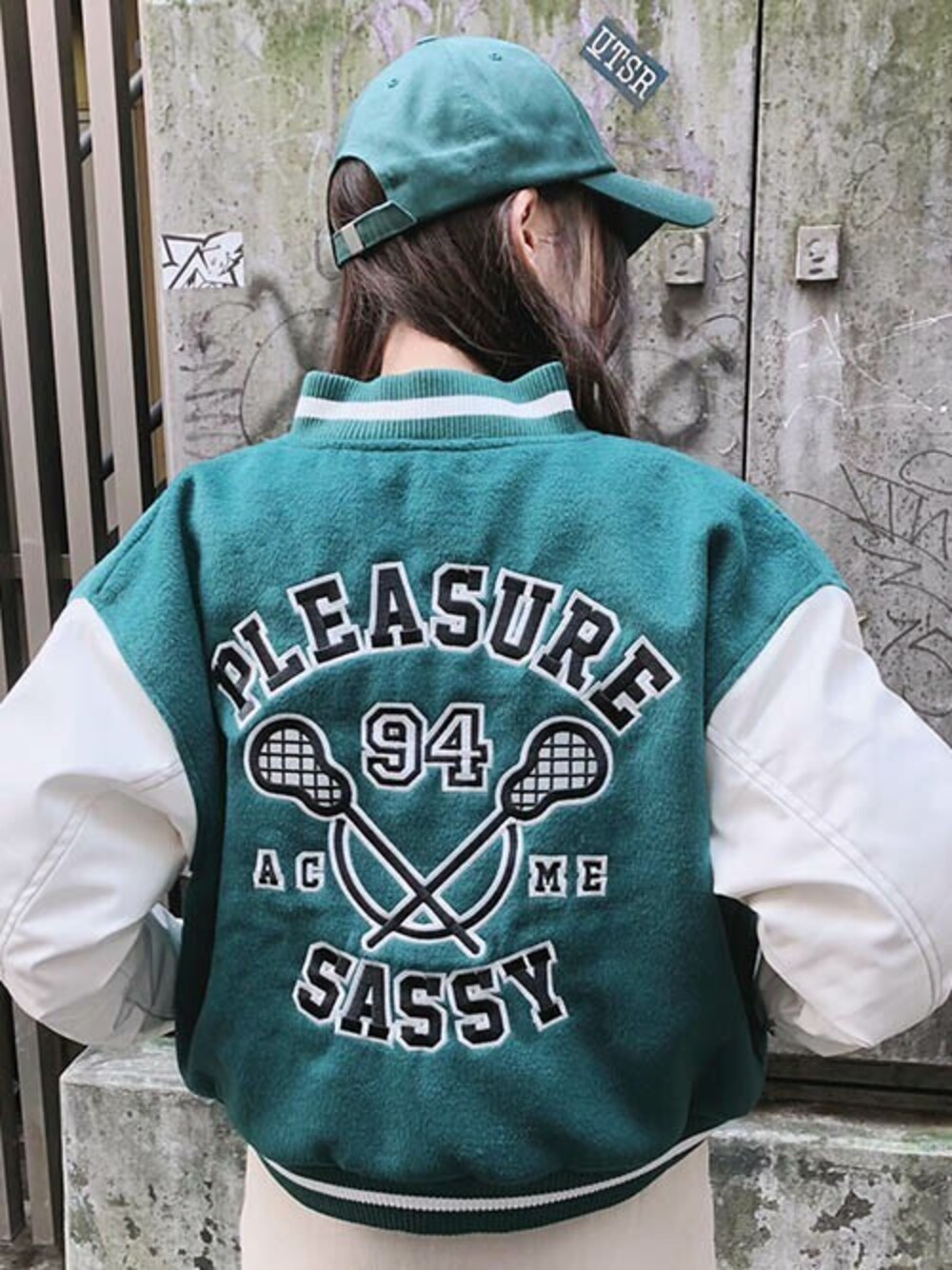 「スタジャン、キャップ、刺繍、ベースボールキャップ、緑、グリーンコーデ、バックスタイル、バックロゴ、RASVOA、ラスボア」｜「RASVOAのＮａｕｇｈｔｙスタジアムジャンパー／スタジャン（スタジャン、グリーン系）」を使った、RASVOA STAFFさん（レディース・159cm）の秋コーディネートの1枚目の写真