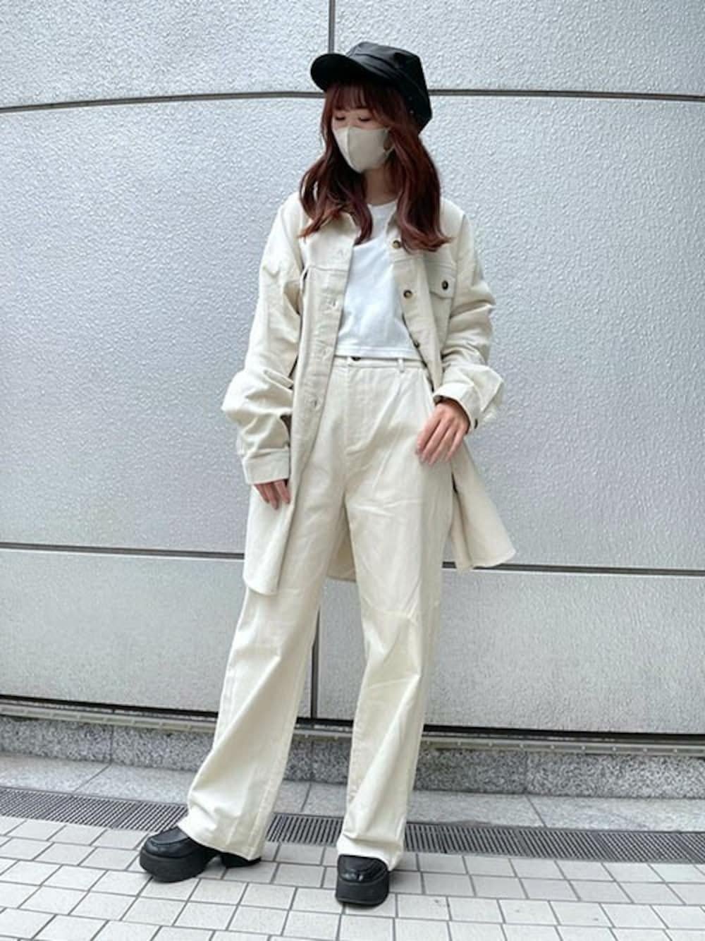 「セットアップ、コーデュロイ、キャスケット、コーデュロイパンツ、SET UP、コーデュロイシャツ、白Tシャツ、RASVOA、オーバーシャツ、ラスボア」｜「RASVOAの【セットアップ着用可】コーデュロイオーバーシャツ/ロングシャツ（シャツ/ブラウス、ホワイト系）」を使った、RASVOA STAFFさん（レディース・160cm）の秋コーディネートの1枚目の写真