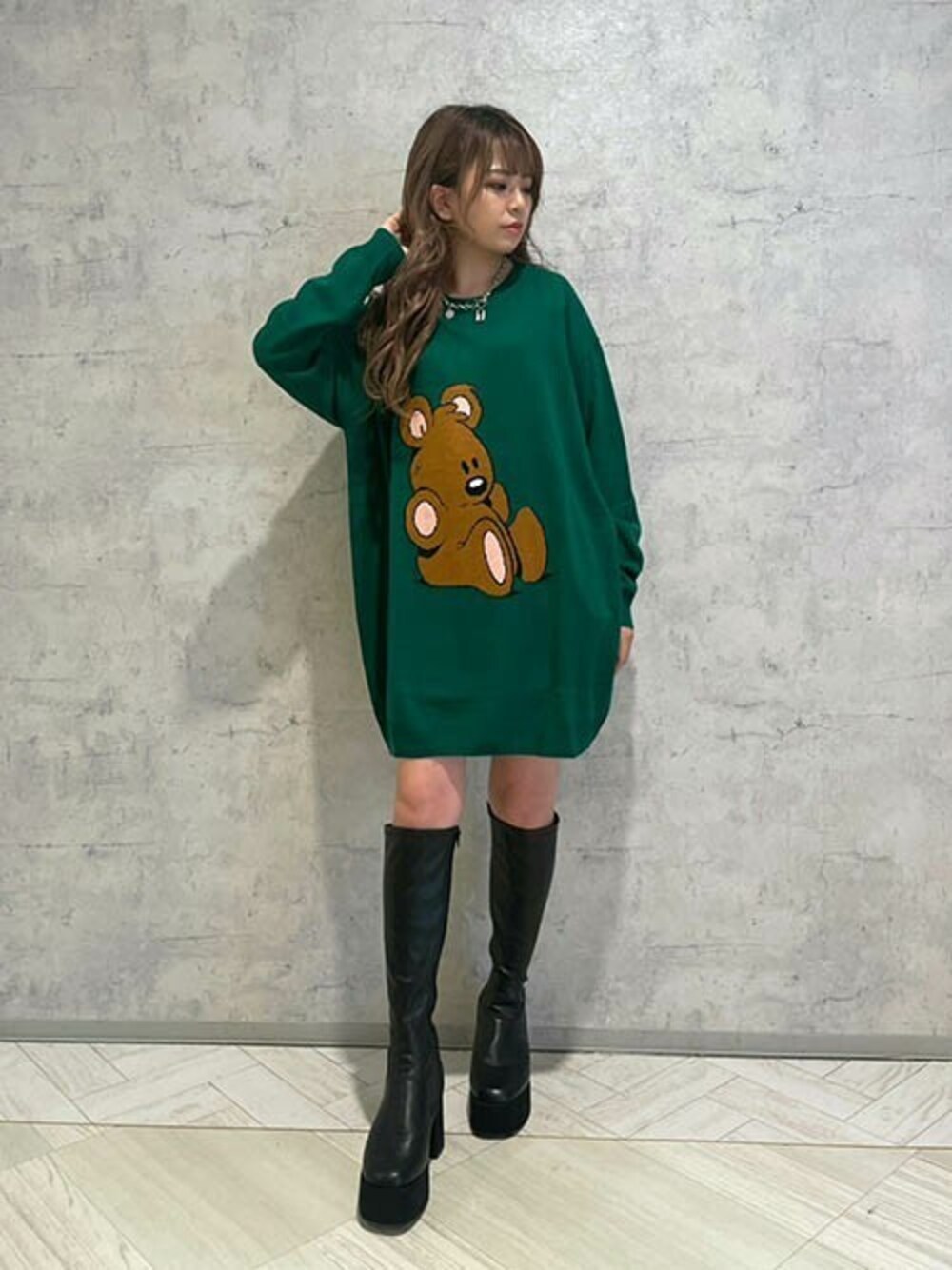 「ニットワンピース、ロングブーツ、キャラクター、ミニワンピ、厚底ブーツ、グリーンニット、ガーフィールド、バックロゴ、RASVOA、ラスボア」｜「RASVOAの【Ｇａｒｆｉｅｌｄコラボ】ＰＯＯＫＹビッグニットワンピース（ワンピース、グリーン系）」を使った、RASVOA STAFFさん（レディース・155cm）の秋コーディネートの1枚目の写真