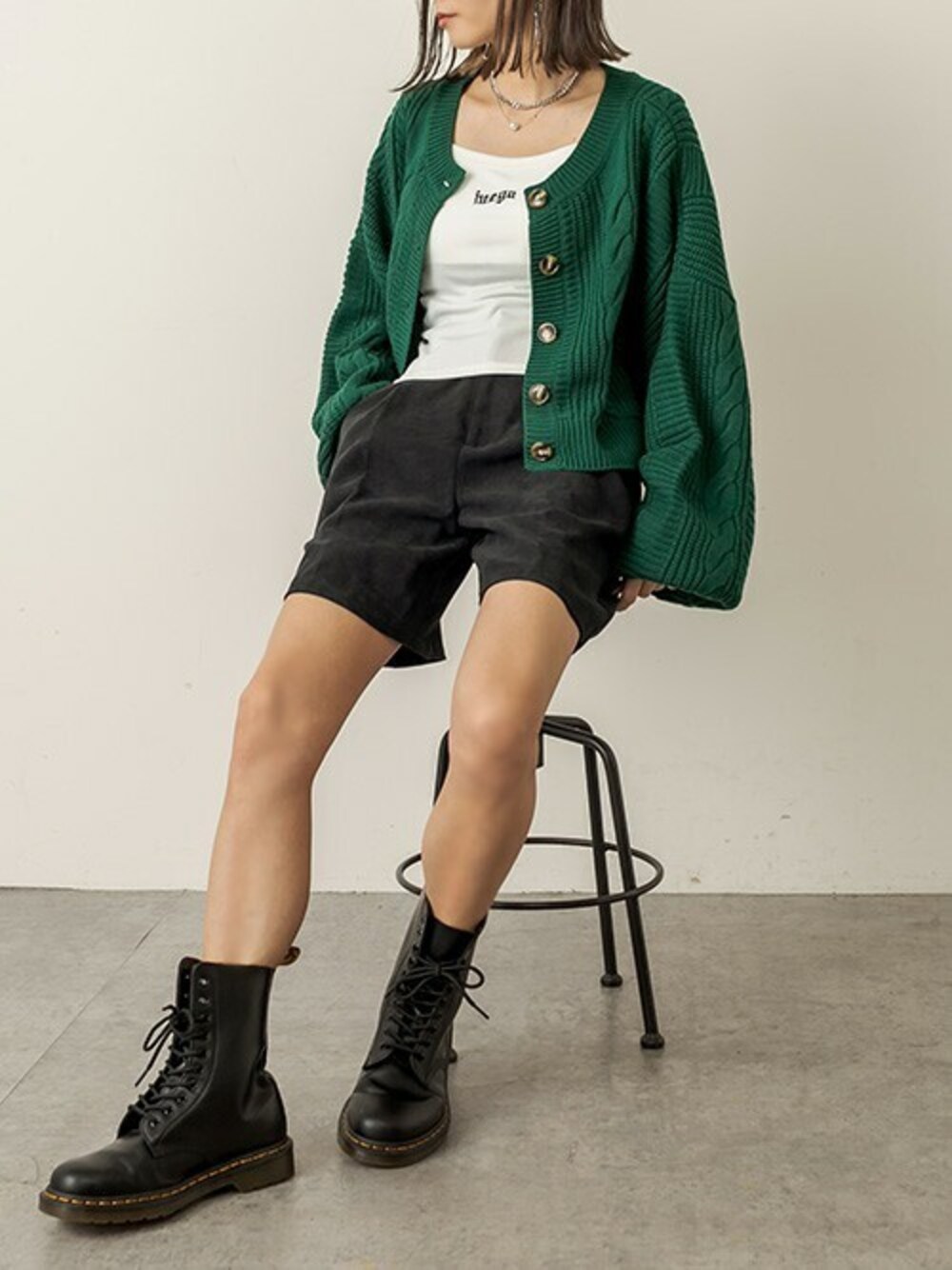 「ニットカーディガン、ショートパンツ、Dr.Martens、キャミソール、ショートカーディガン、カジュアルコーデ、緑のカーディガン、RASVOA、ケーブルカーディガン、ラスボア」｜「RASVOAの２ＷＡＹケーブルショートカーディガン（カーディガン/ボレロ、グリーン系）」を使った、RASVOA STAFFさん（レディース・163cm）の秋コーディネートの1枚目の写真