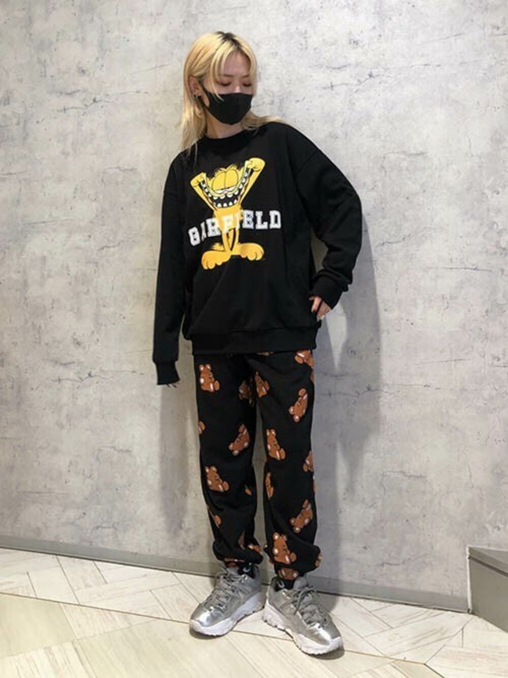 「スウェットパンツ、スウェット、セットアップ、ルームウェア、パジャマ、SET UP、ガーフィールド、RASVOA、キャラスウェット、ラスボア」｜「RASVOAの【Ｇａｒｆｉｅｌｄコラボ】カレッジルームスウェットトップス（スウェット、ブラック系）」を使った、RASVOA STAFFさん（レディース・162cm）の秋コーディネートの1枚目の写真