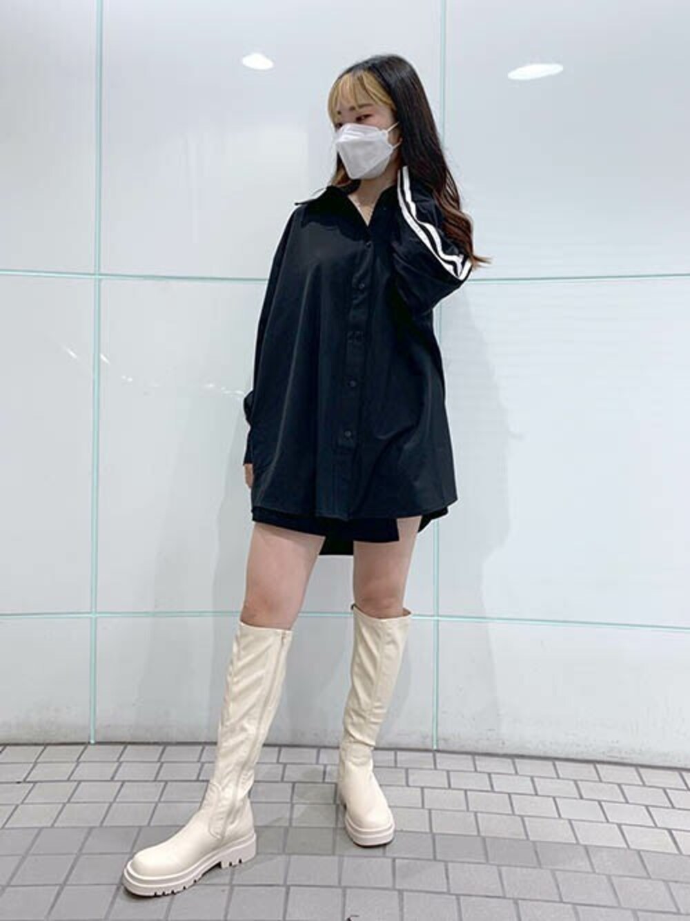 「シャツ、ロングブーツ、シャツワンピ、ビッグシャツ、ミニワンピ、ライン、RASVOA、オーバーシャツ、ラスボア、トラックソールブーツ」｜「RASVOAの２ラインBIGシャツ（シャツ/ブラウス、ブラック系）」を使った、RASVOA STAFFさん（レディース・163cm）の秋コーディネートの1枚目の写真
