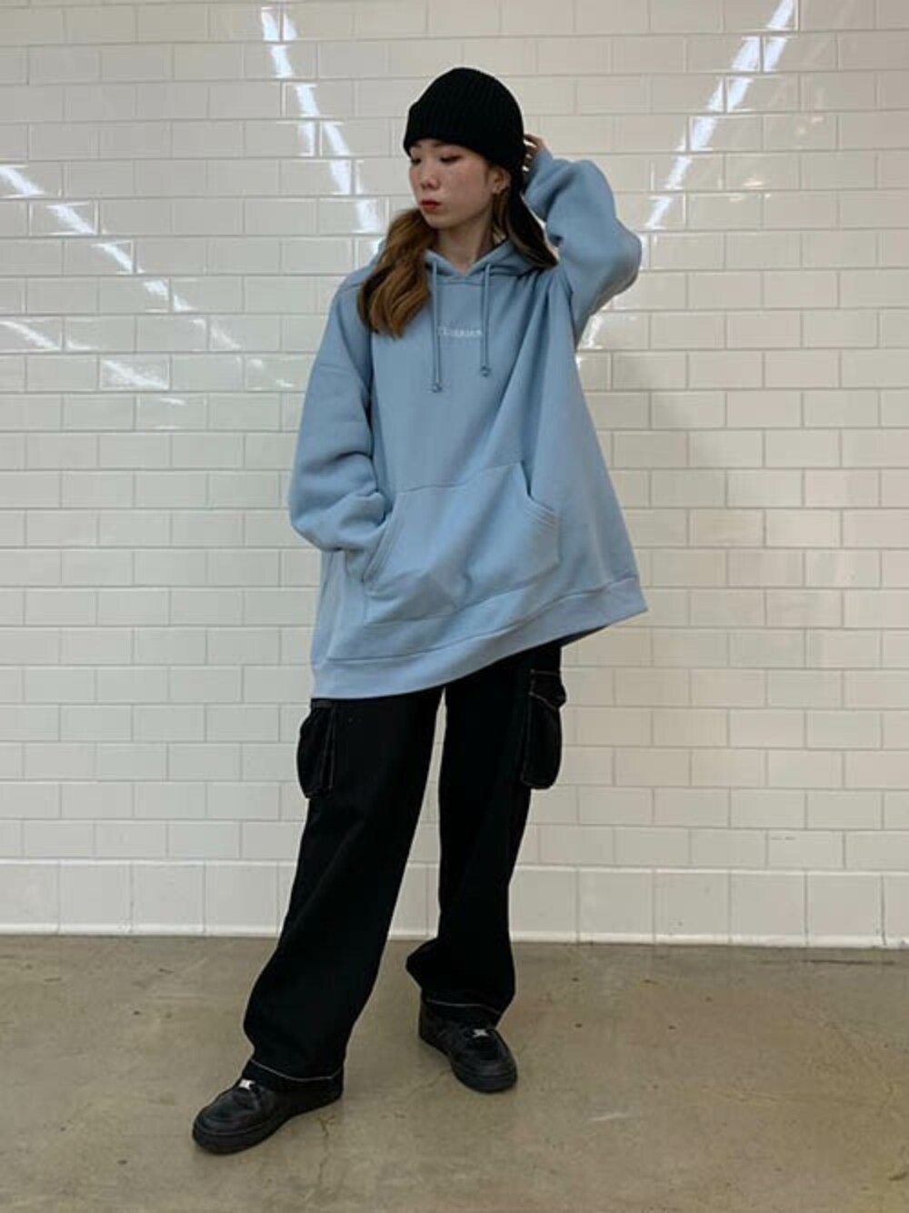 「メンズライク、ワンポイント、デザインパンツ、スウェットパーカー、ビッグパーカー、バックロゴ、ポケット付き、刺繍トップス、RASVOA、ラスボア」｜「RASVOAのロゴ刺繍ビッグパーカー/スウェットパーカー（パーカー、ブルー系）」を使った、RASVOA STAFFさん（レディース・163cm）の秋コーディネートの1枚目の写真