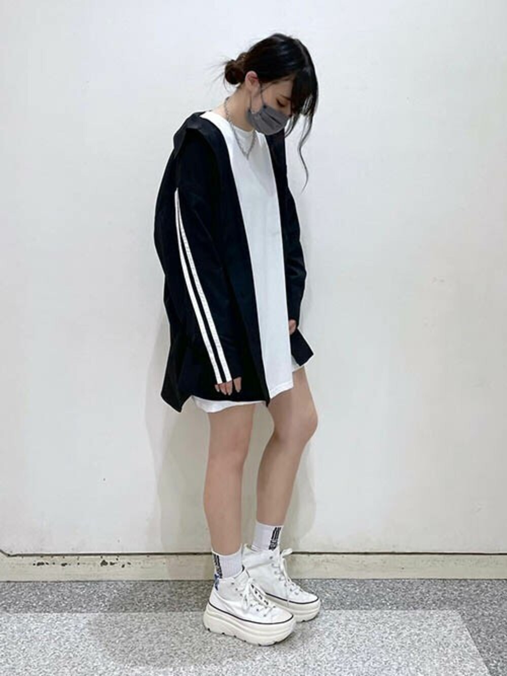 「ロンT、ハイカットスニーカー、モノトーンコーデ、ビッグシャツ、Tシャツワンピ、ビッグT、サイドライン、RASVOA、オーバーシャツ、ラスボア」｜「RASVOAの２ラインBIGシャツ（シャツ/ブラウス、ブラック系）」を使った、RASVOA STAFFさん（レディース・159cm）の秋コーディネートの1枚目の写真