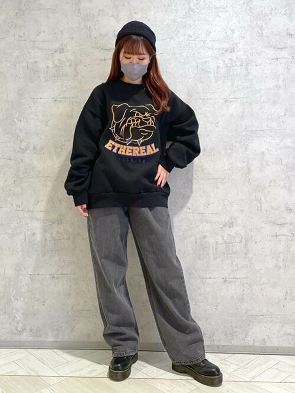 「アニマル、ワイドパンツ、ビーニー、ブラックデニム、ビッグスウェット、ブルドッグ、刺繍トップス、RASVOA、裏起毛スウェット、ラスボア」｜「RASVOAのブルドッグスウェット（スウェット、ブラック系）」を使った、RASVOA STAFFさん（レディース・160cm）の秋コーディネートの1枚目の写真