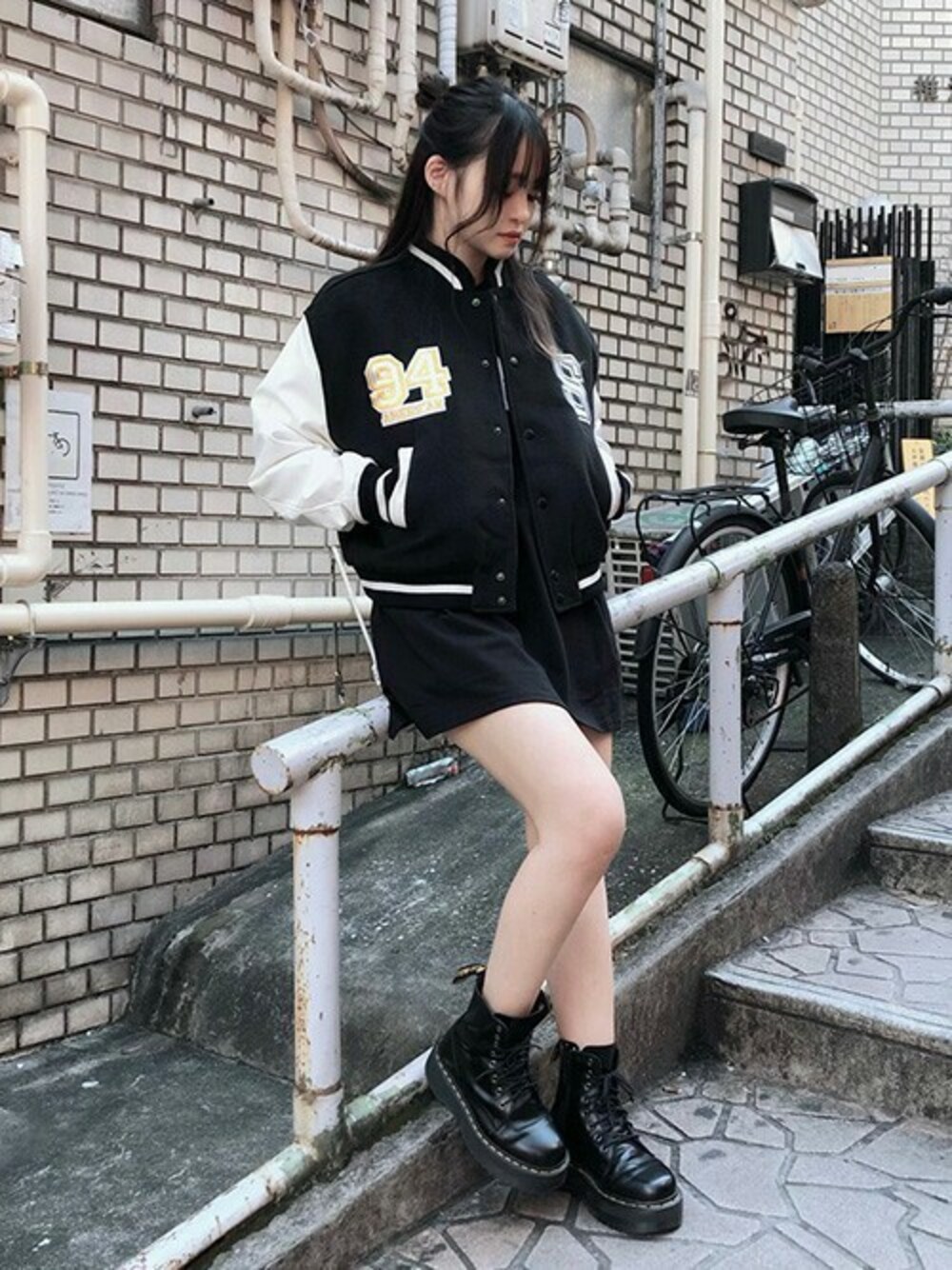 「スタジャン、刺繍、ロンT、ロゴ、Tシャツワンピ、ストリートMIX、ミニワンピ、RASVOA、アウターコーデ、ラスボア」｜「RASVOAのＮａｕｇｈｔｙスタジアムジャンパー／スタジャン（スタジャン、ブラック系）」を使った、RASVOA STAFFさん（レディース・159cm）の秋コーディネートの1枚目の写真