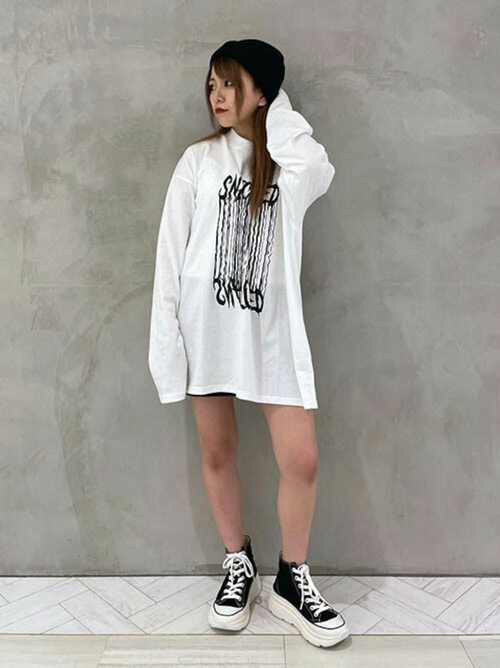 「ロンT、ハイカットスニーカー、ビーニー、プリントT、Tシャツワンピ、ビッグT、ミニワンピ、RASVOA、AKIIICLASSIC、ラスボア」｜「RASVOAのプリントオーバーロンＴ（Tシャツ/カットソー、ホワイト系）」を使った、RASVOA STAFFさん（レディース・155cm）の秋コーディネートの1枚目の写真