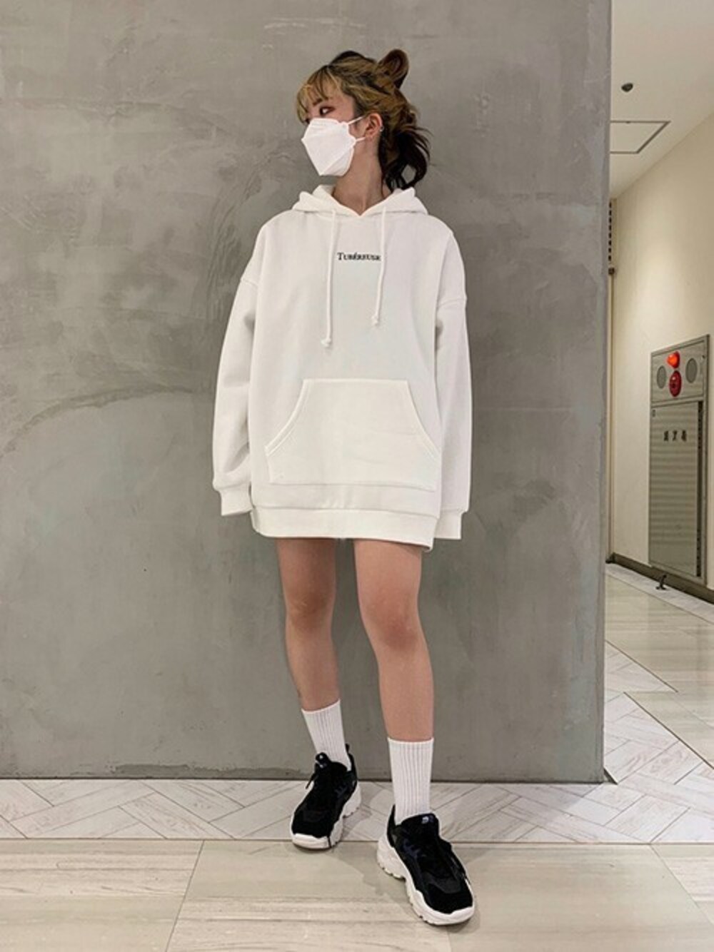「裏起毛、オーバーサイズ、パーカーワンピース、スウェットパーカー、ビッグパーカー、ロゴパーカー、刺繍ワンピース、RASVOA、AKIIICLASSIC、ラスボア」｜「RASVOAのロゴ刺繍ビッグパーカー/スウェットパーカー（パーカー、ホワイト系）」を使った、RASVOA STAFFさん（レディース・163cm）の秋コーディネートの1枚目の写真