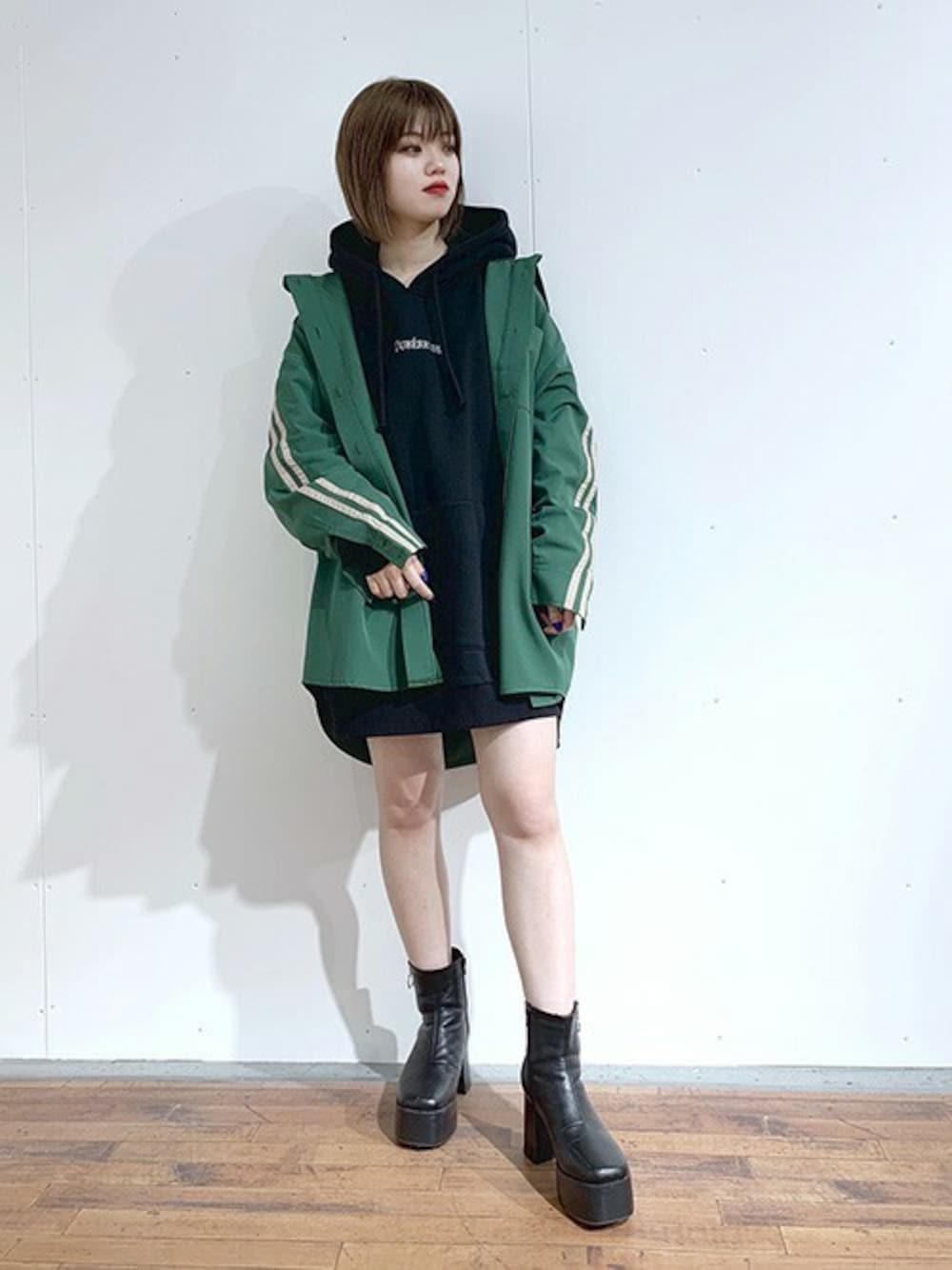 「パーカーワンピース、ビッグシャツ、ミニワンピ、ビッグパーカー、ロゴパーカー、サイドライン、緑のシャツ、刺繍トップス、RASVOA、ラスボア」｜「RASVOAのロゴ刺繍ビッグパーカー/スウェットパーカー（パーカー、ブラック系）」を使った、RASVOA STAFFさん（レディース・155cm）の秋コーディネートの1枚目の写真