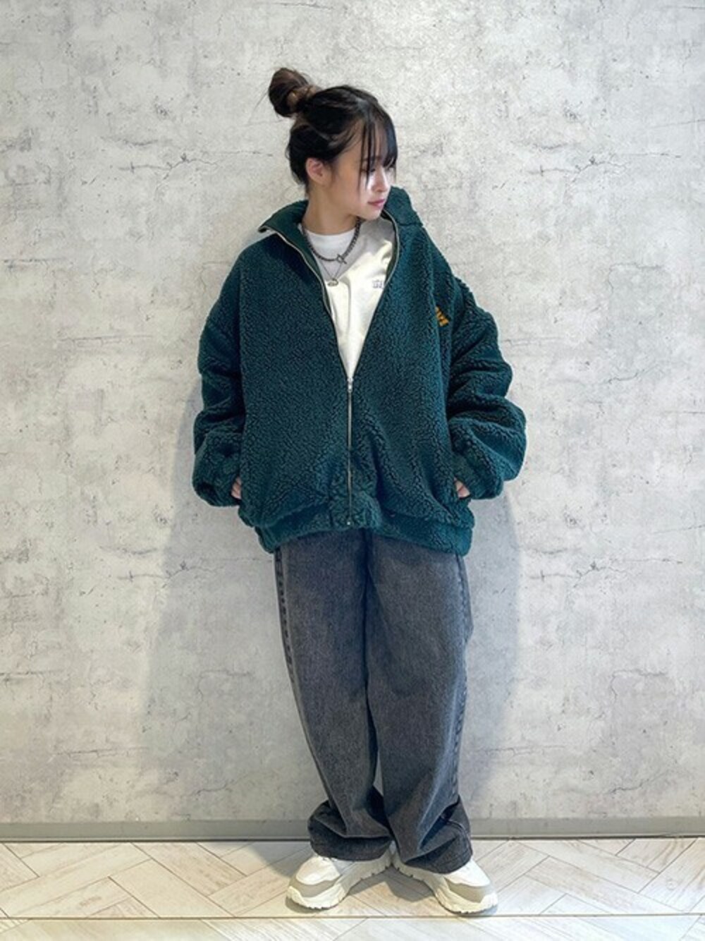 「ビッグシルエット、オーバーサイズ、ワイドパンツ、タックパンツ、ブラックデニム、カレッジロゴ、RASVOA、ボアブルゾン、AKIIICLASSIC、ラスボア」｜「RASVOAのカレッジロゴオーバーボアブルゾン（ブルゾン、グリーン系）」を使った、RASVOA STAFFさん（レディース・159cm）の秋コーディネートの1枚目の写真
