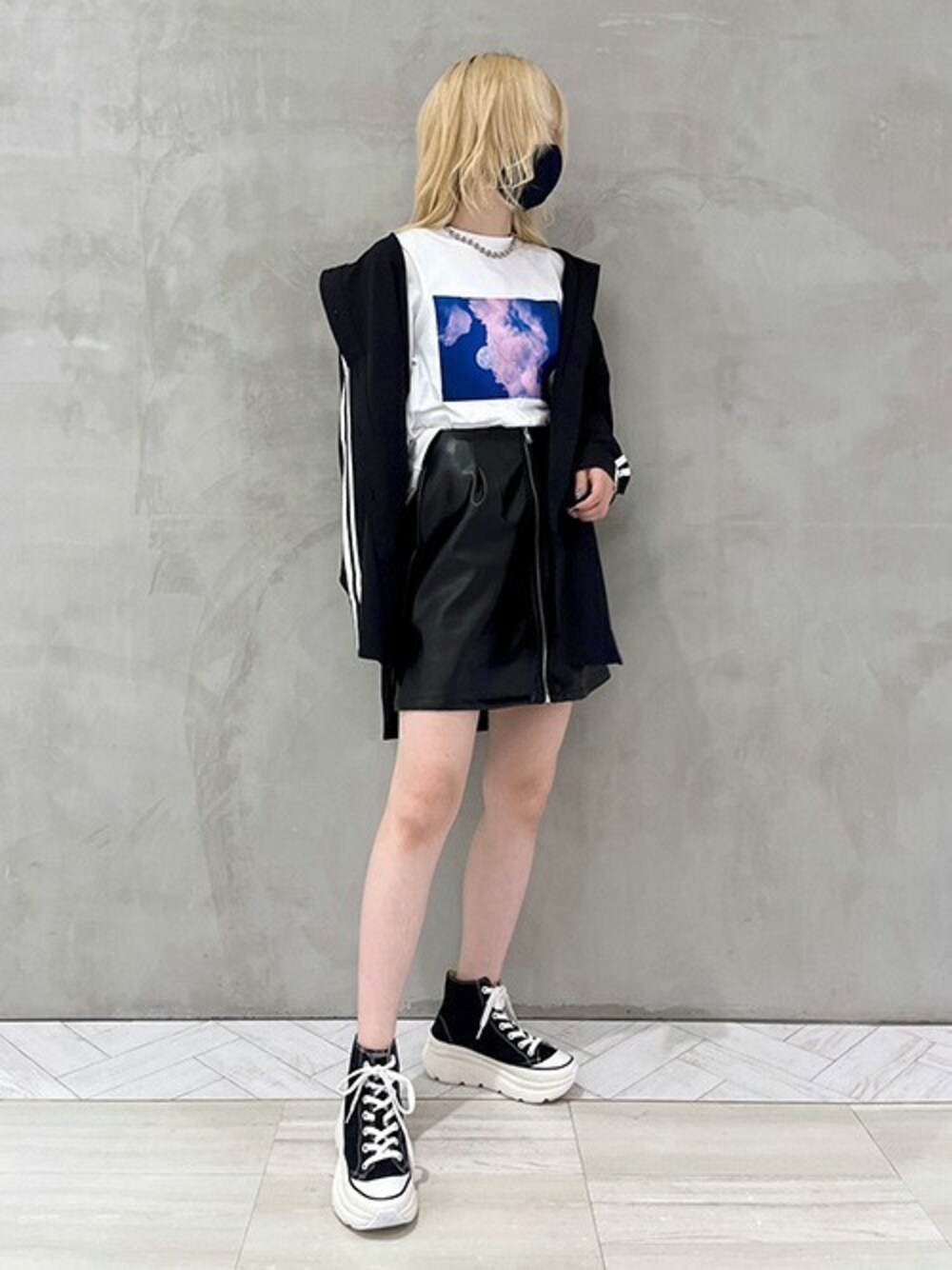 「ミニスカート、ロンT、プリントT、フェイクレザー、厚底スニーカー、月、サイドライン、RASVOA、オーバーシャツ、ラスボア」｜「RASVOAのＭＯＯＮ　ロンＴ（Tシャツ/カットソー、ホワイト系）」を使った、RASVOA STAFFさん（レディース・163cm）の秋コーディネートの1枚目の写真