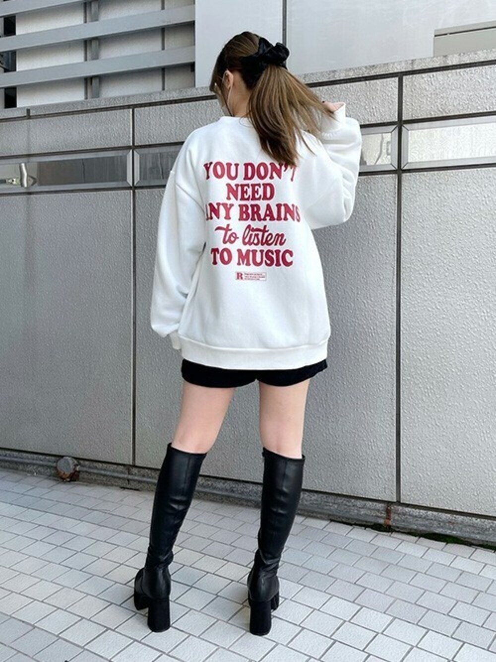 「ショートパンツ、ロングブーツ、オーバーサイズ、ロゴスウェット、バックプリント、厚底ブーツ、ビッグスウェット、バックロゴ、RASVOA、ラスボア」｜「RASVOAのバックロゴベーシックスウェット（スウェット、ホワイト系）」を使った、RASVOA STAFFさん（レディース・160cm）の冬コーディネートの1枚目の写真